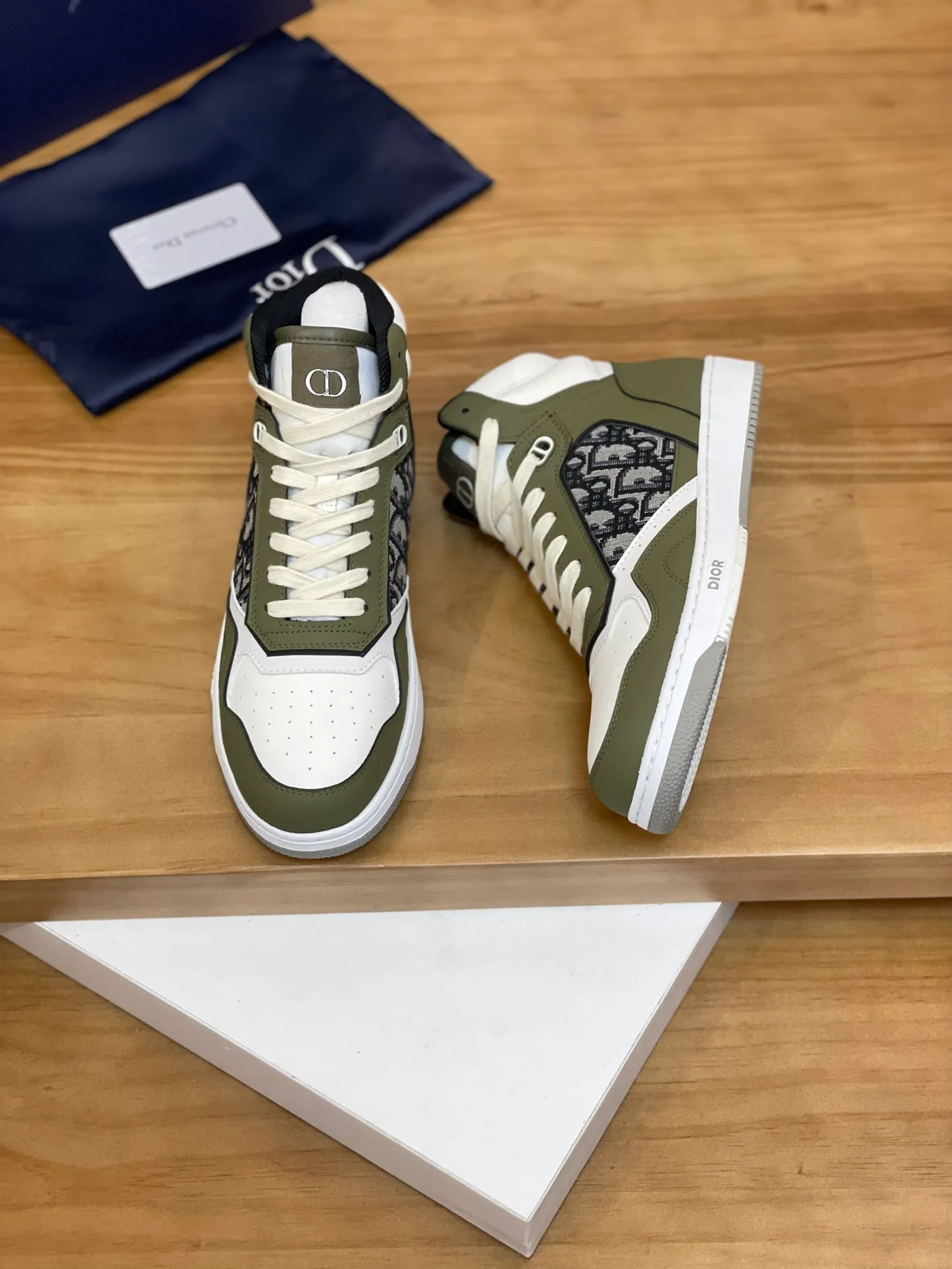 Men's shoes: 💰P460¥ Product trademark: Dior* "Dior*" high-top casual shoes Regular size: 38-44 (can be customized to 45.46) Product materials: Upper imported cowhide stitched with original fabric, breathable lining, original outsole. Number: 1006